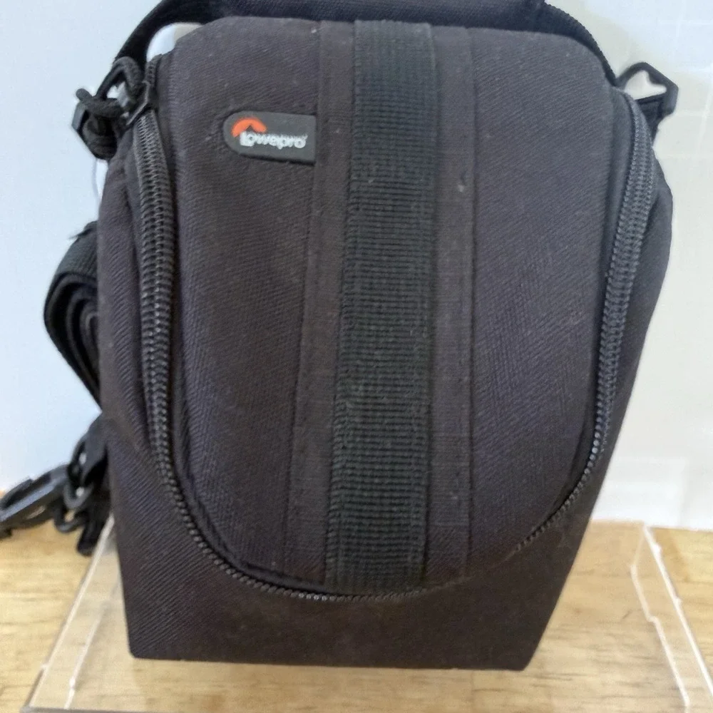 Lowepro Adventura Ultra Zoom 100 Camera Shoulder Bag for Mirrorless and Ultra-Zo